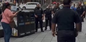 ATAQUE EN TIMES SQUARE: ARMADA CON DOS CUCHILLOS, MATÓ A UNA PERSONA Y FUE ABATIDA POR LA POLICÍA